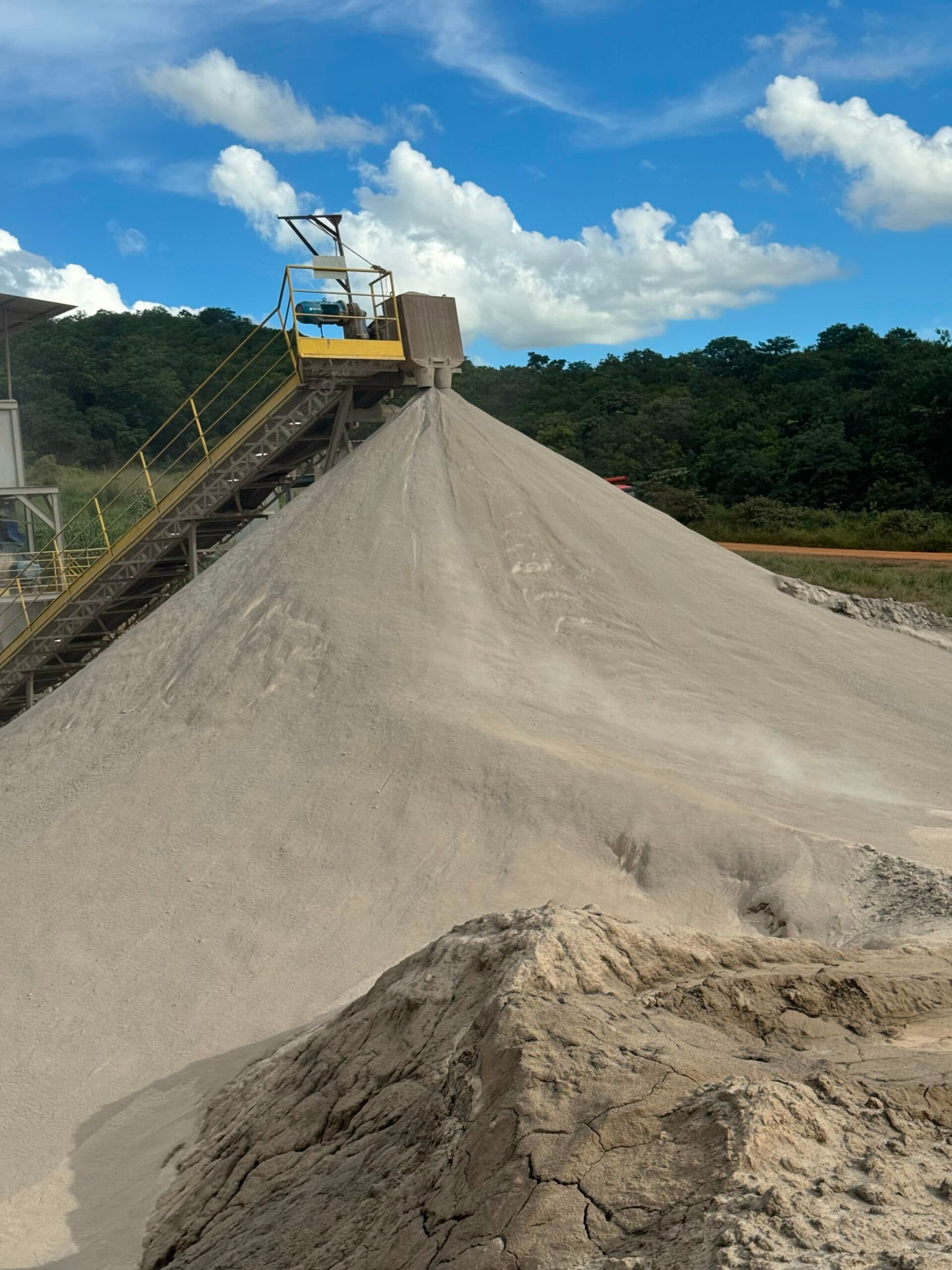 Operação de mineração ao fundo
